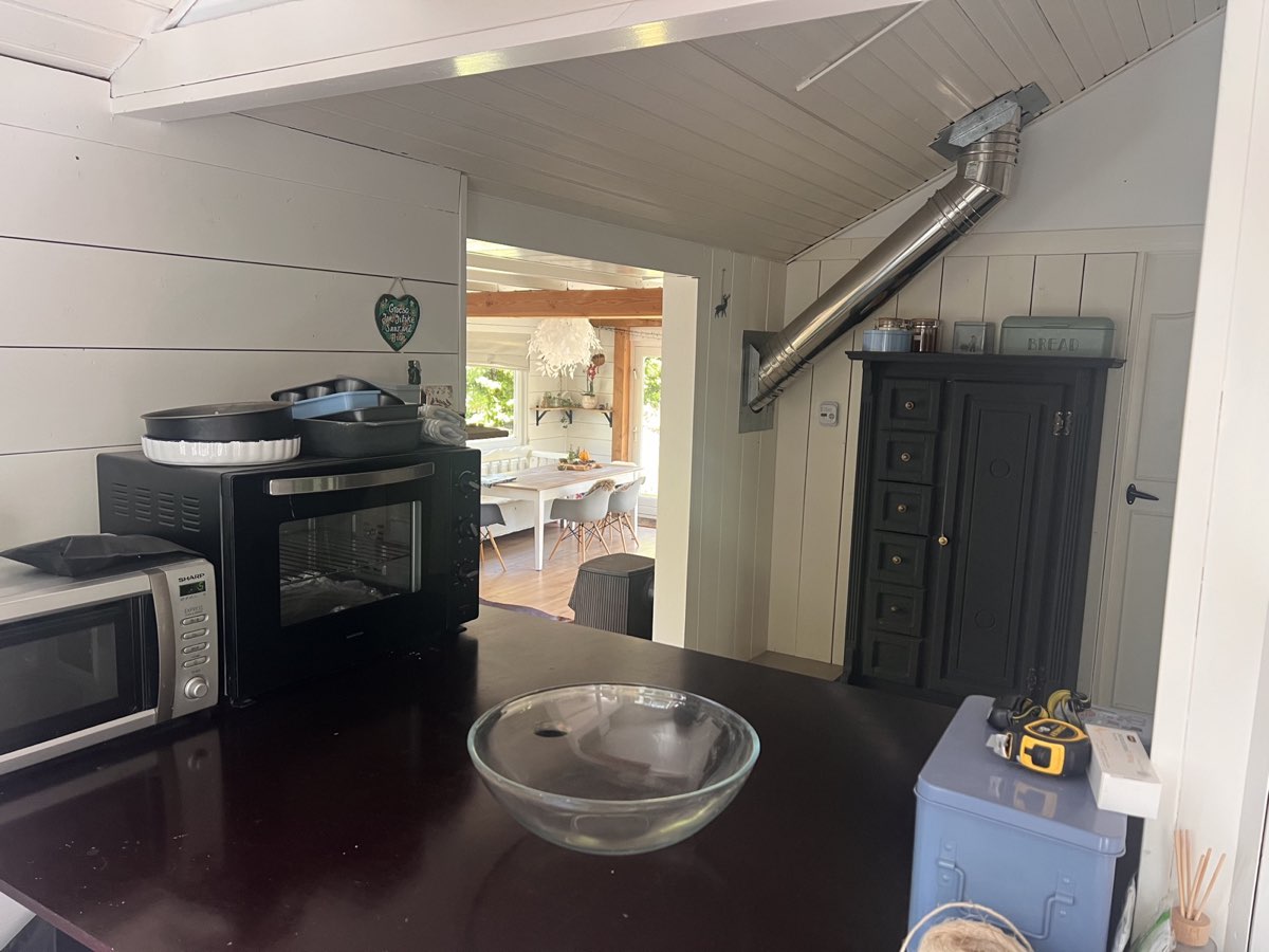 Keuken met doorkijk naar eethoek