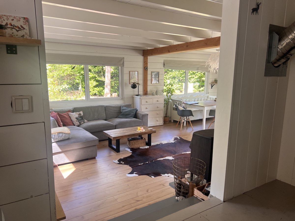 Woonkamer met loungebank en eettafel