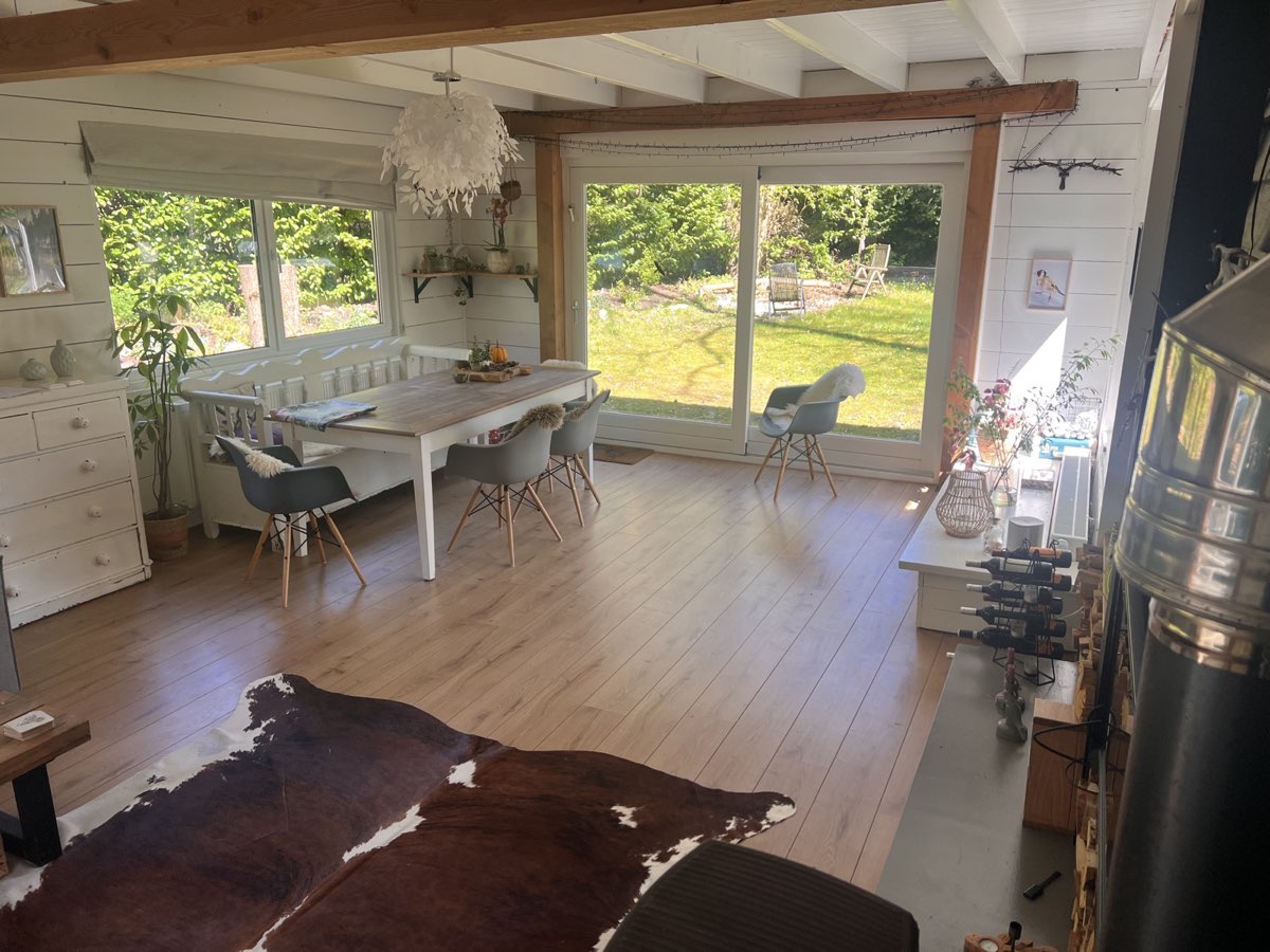 Eettafel met uitzicht op de tuin