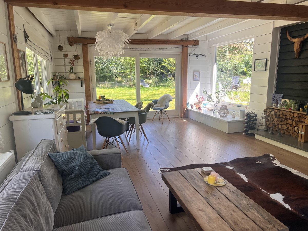 Woonkamer panoramisch met eettafel
