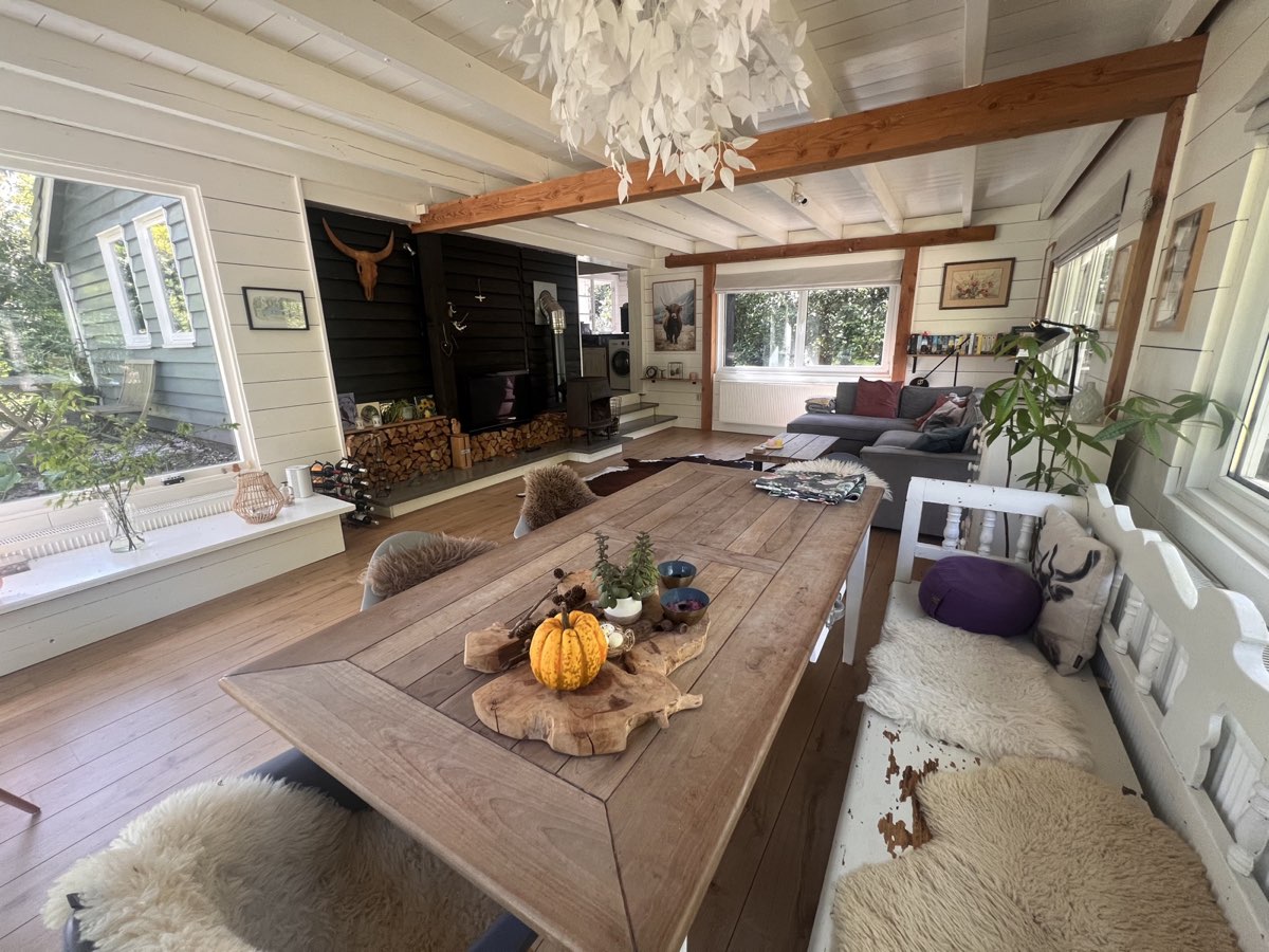 Eettafel met herfstige dekking