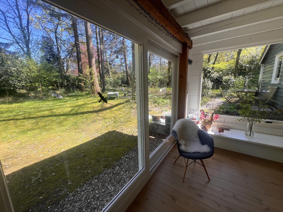 Uitzicht vanuit erker op het bos