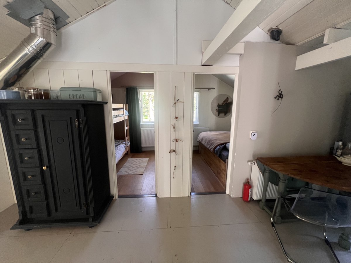 Hal met zicht op beide slaapkamers