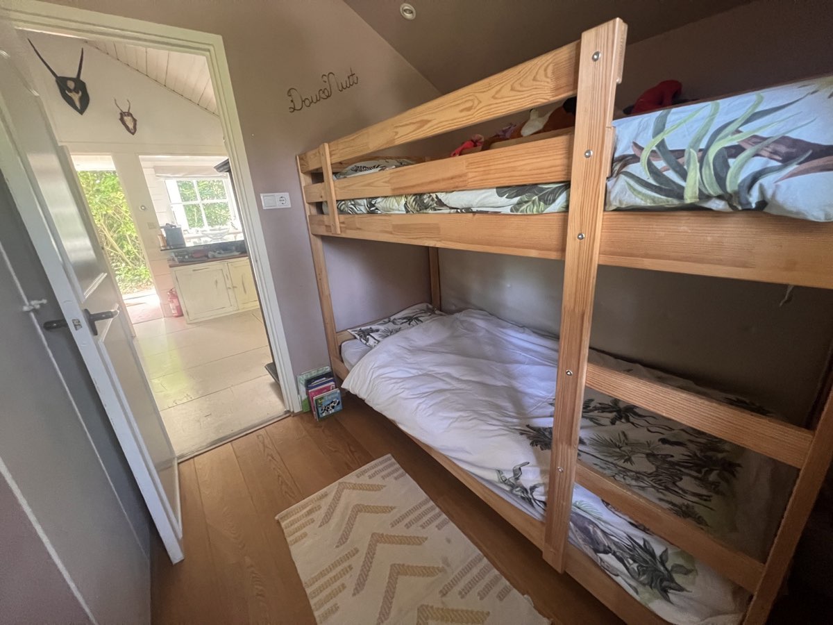 Kinderslaapkamer vanaf de deur