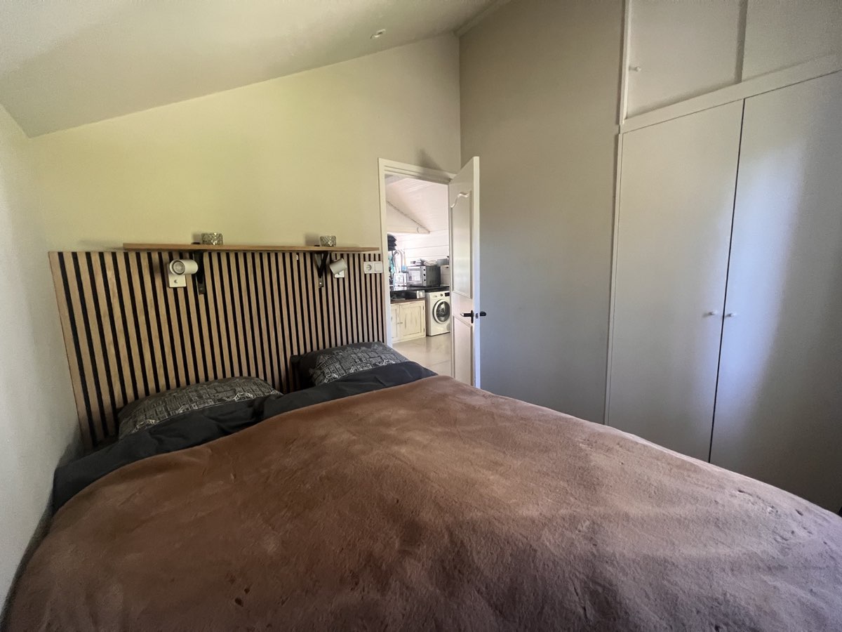 Hoofdslaapkamer met houten hoofdbord