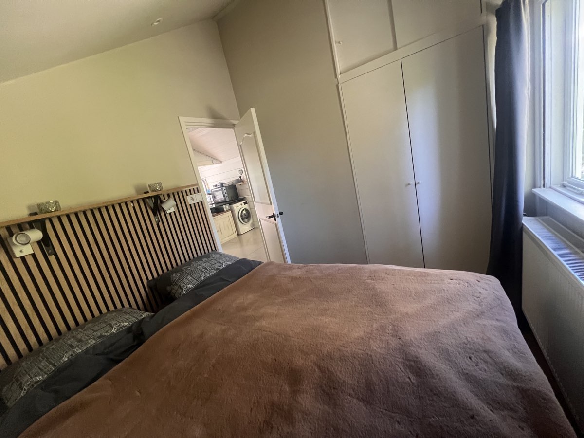 Hoofdslaapkamer met inbouwkast