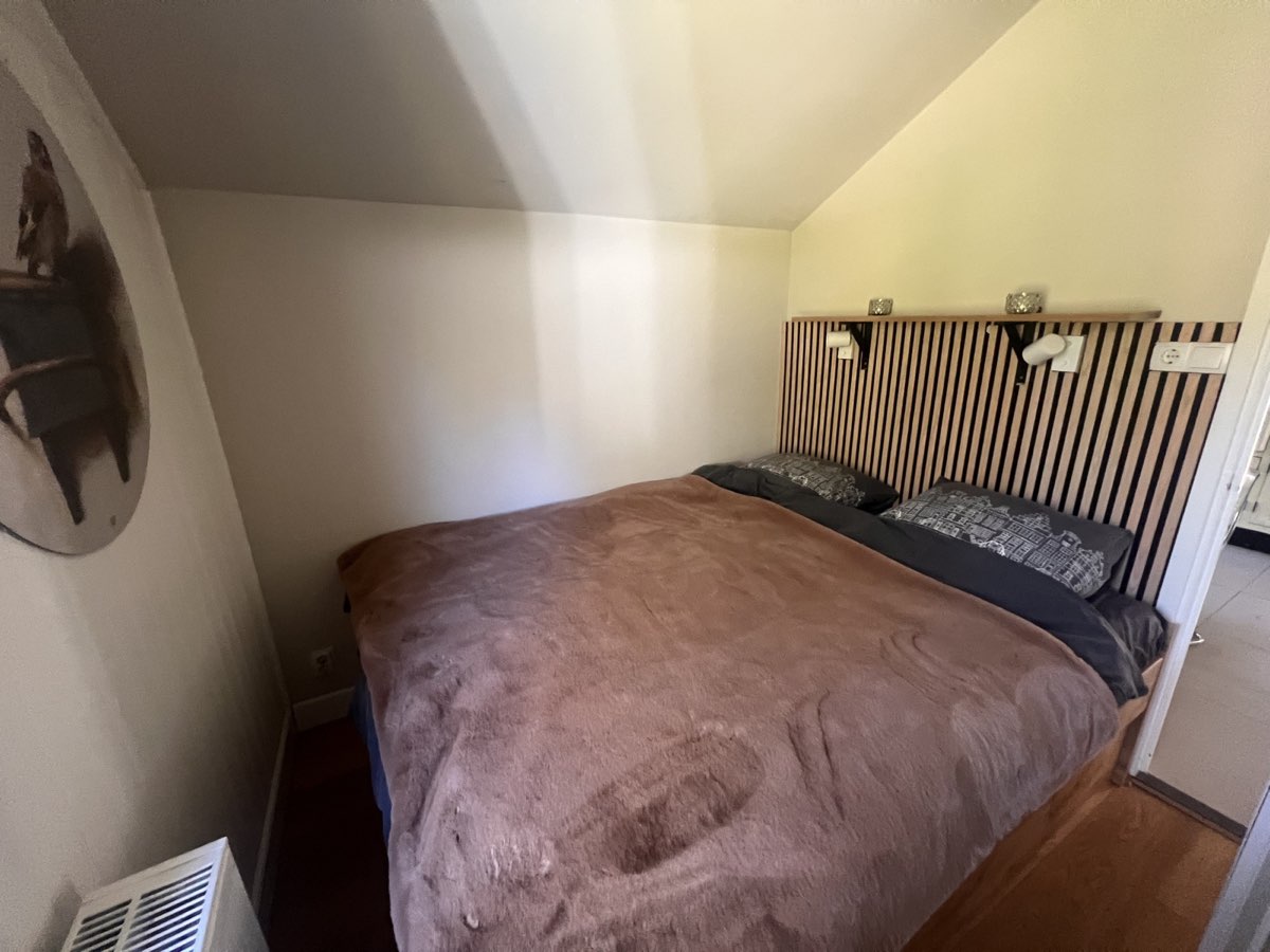 Hoofdslaapkamer met tweepersoonsbed