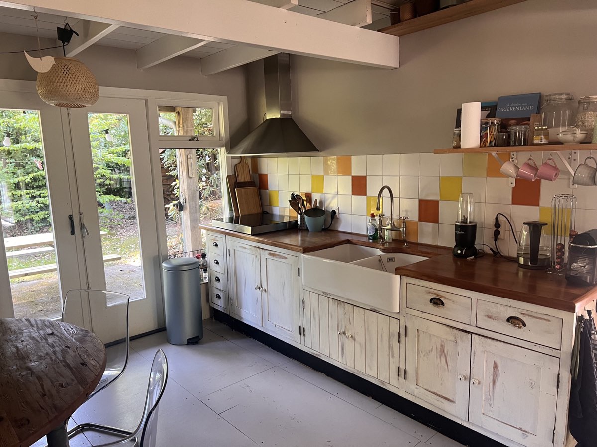 Keuken met spoelbak en tuindeuren