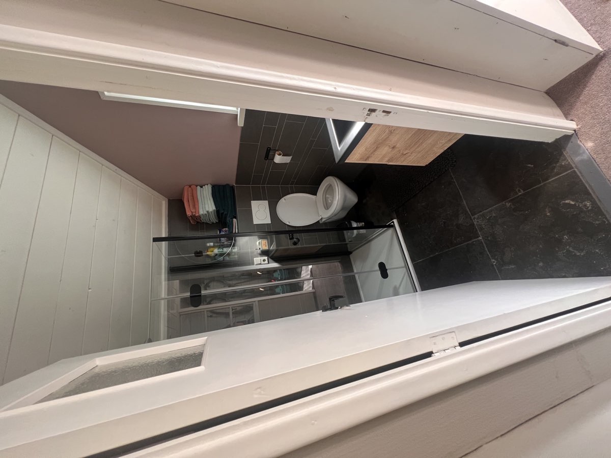 Badkamer met regendouche