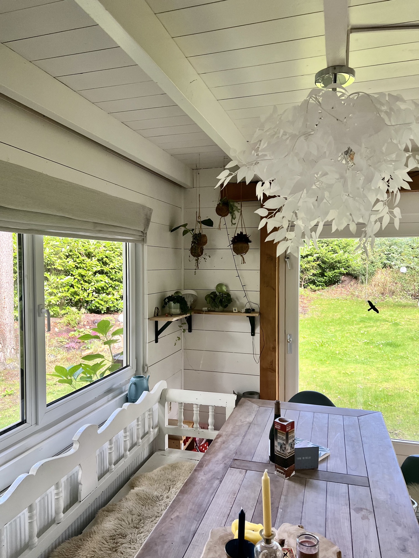 Sfeervolle woonkamer met houtkachel